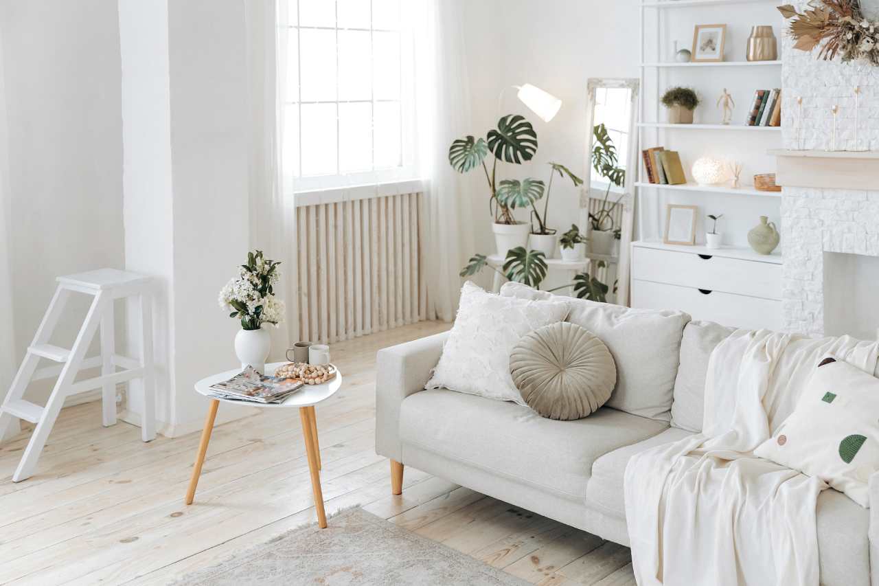 Biela obývačka nemusí pôsobiť nudne, stačí pridať drevo a rastliny