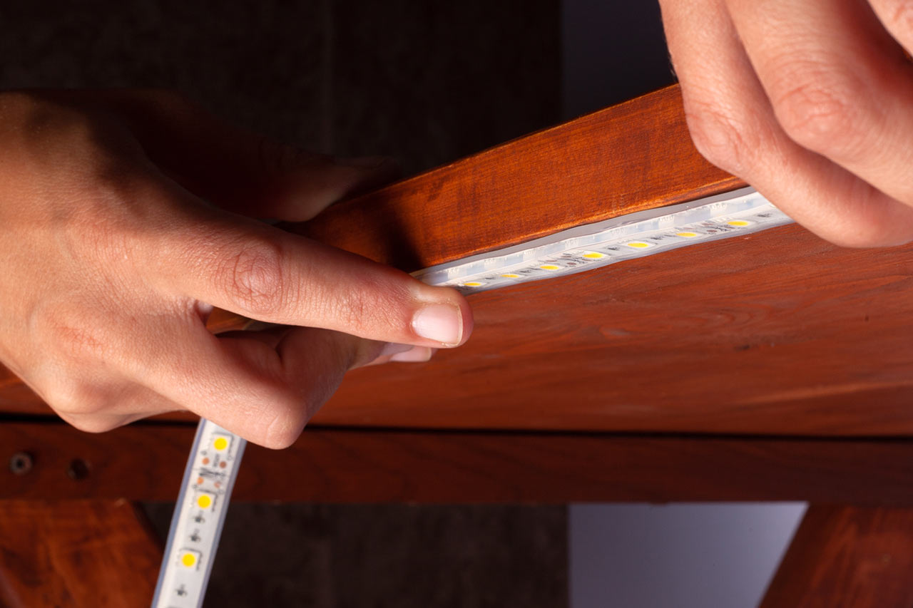 LED pásik môže urobiť atmosféru aj na spodnej strane dosky stola alebo police